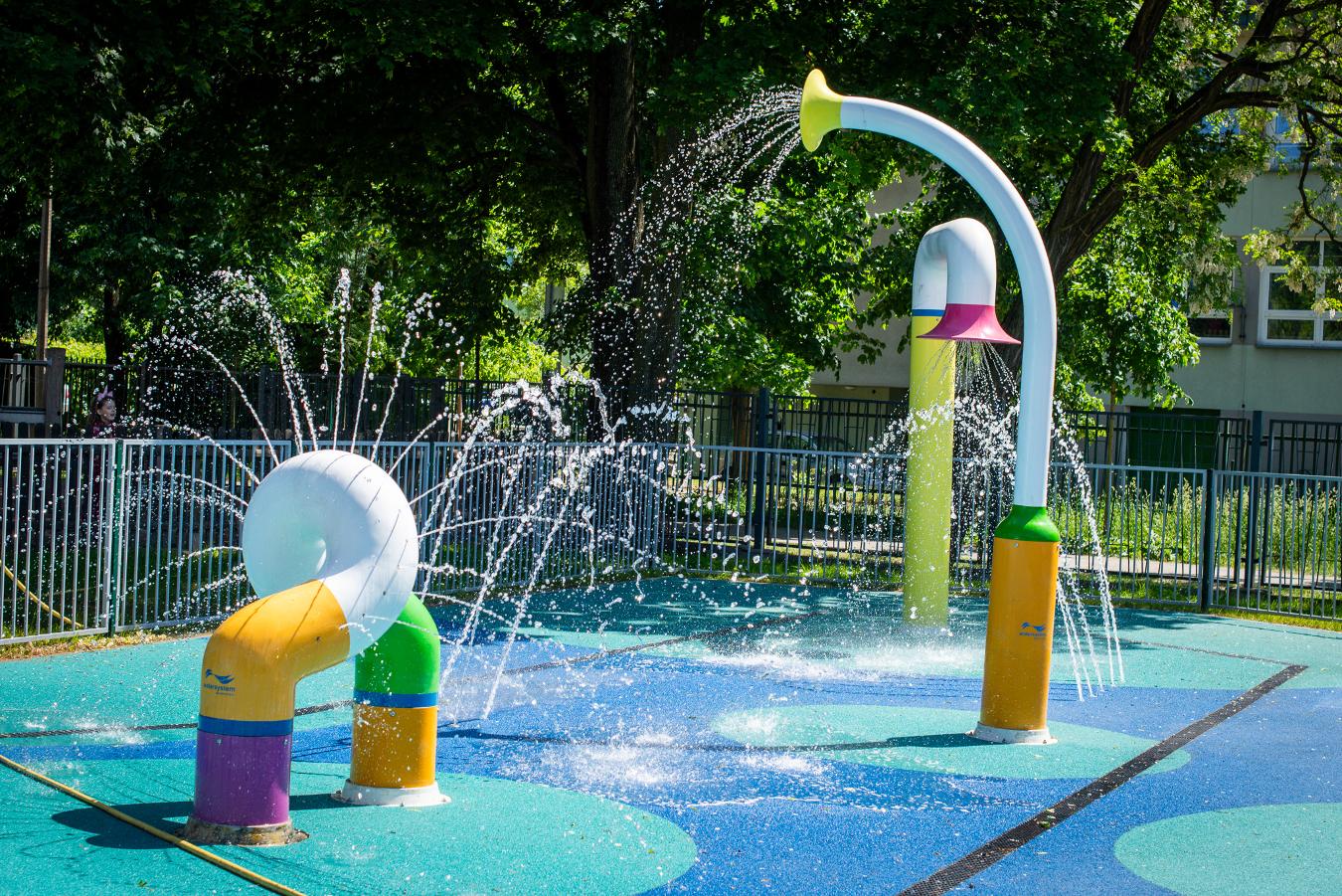 Почти аквапарк: в Варшаве для детей открылась бесплатная водная площадка с множеством аттракционов