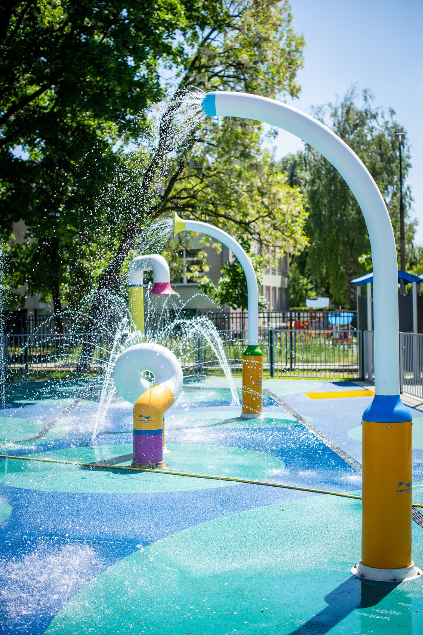 Почти аквапарк: в Варшаве для детей открылась бесплатная водная площадка с множеством аттракционов