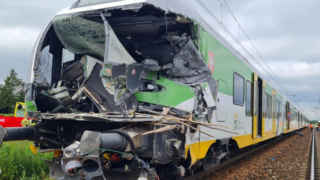 Трагедия под Варшавой: поезд врезался в фуру. Машинист поезда погиб