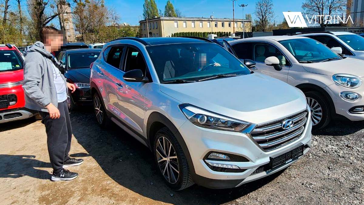В Варшаве угнали Hyundai Tucson с желтой наклейкой на лобовом. Поиск и вознаграждение