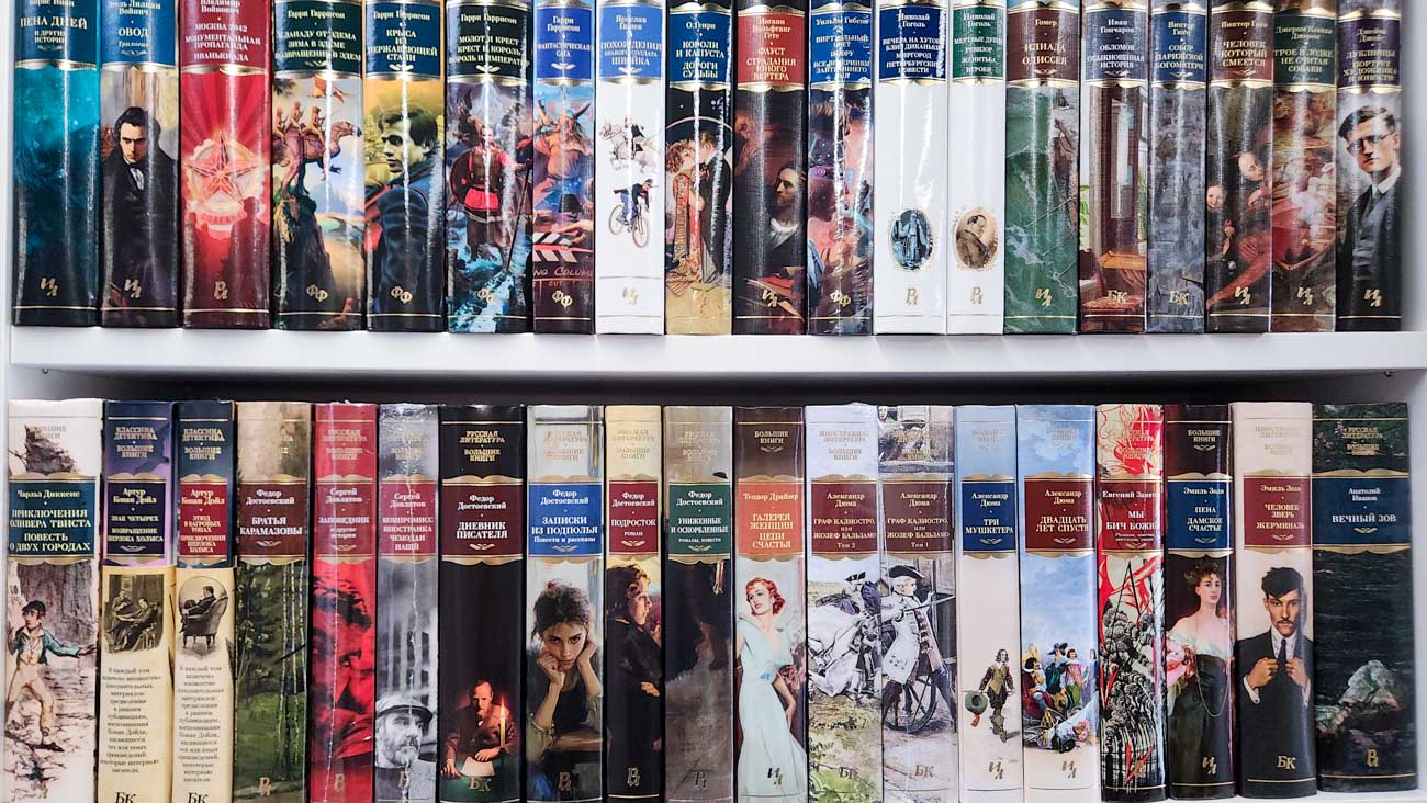 Раздел детских книг и фэнтези в КнижкинДоме Варшава