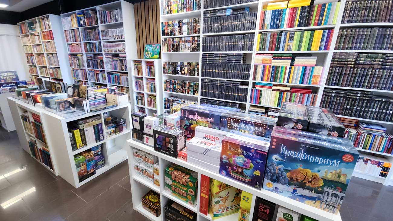 Посетители выбирают книги в магазине КнижкинДом Варшава