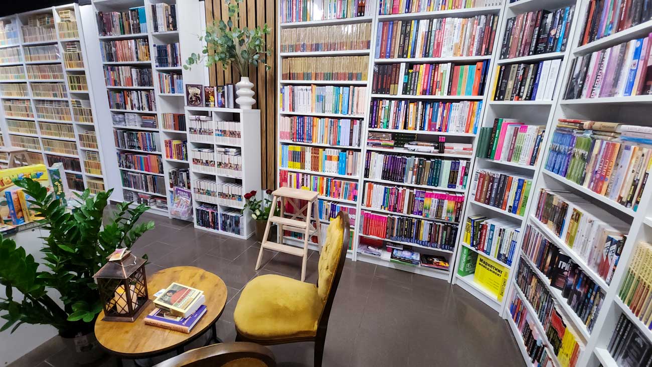 Книги на стеллажах КнижкинДома Варшава