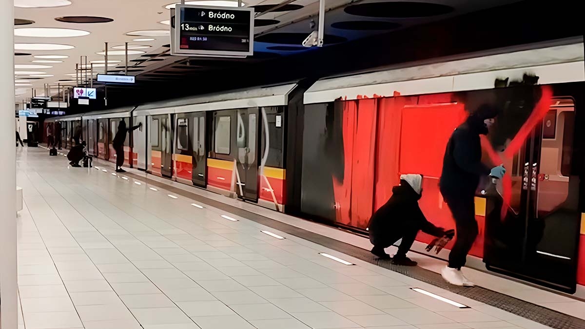 Вандалы в Варшаве за 5 минут разрисовали целый поезд в метро. Видео - Витрина