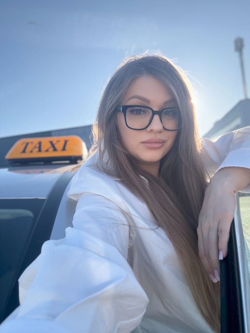 devushka v taxi 02