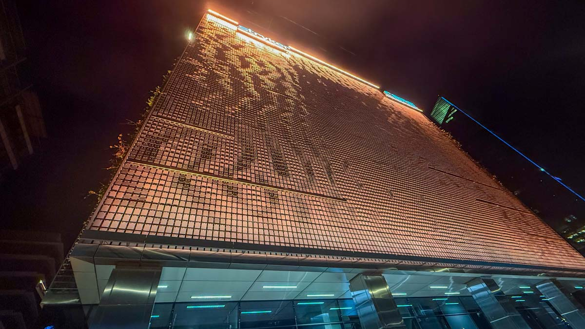 Warsaw UNITs Dragon Skin - Небоскреб в Варшаве с кожей дракона