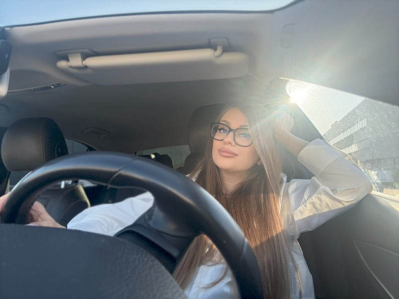 devushka v taxi 02