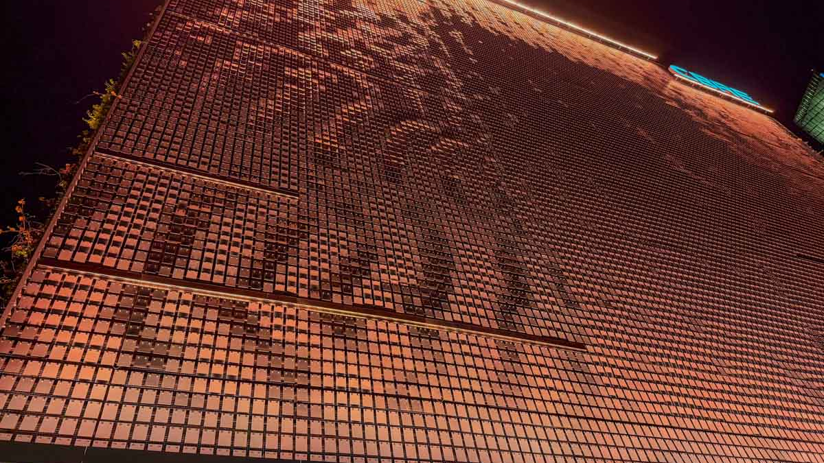Warsaw UNITs Dragon Skin - Небоскреб в Варшаве с кожей дракона
