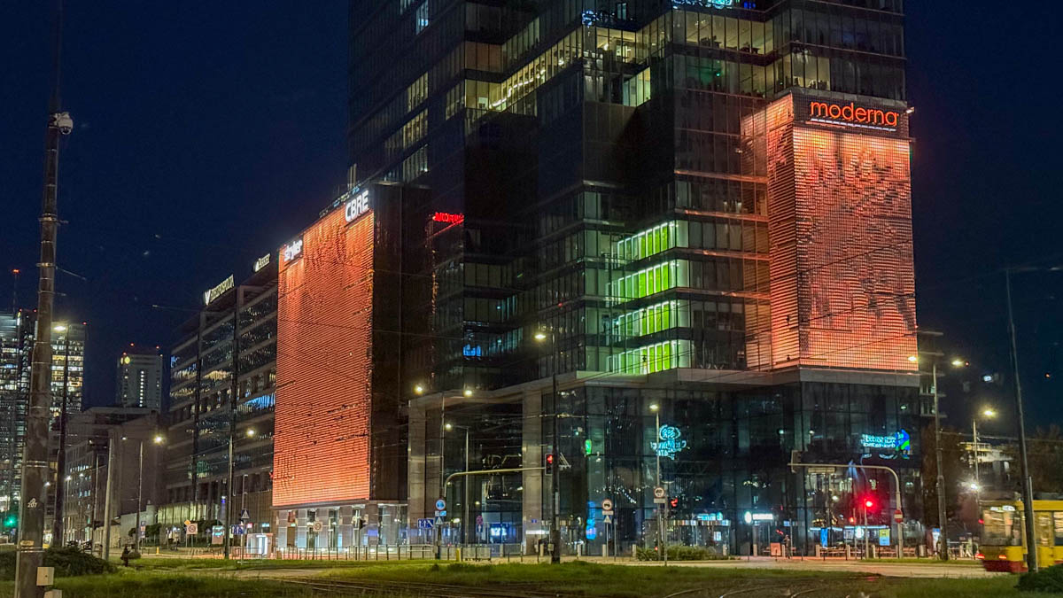 Warsaw UNITs Dragon Skin - Небоскреб в Варшаве с кожей дракона