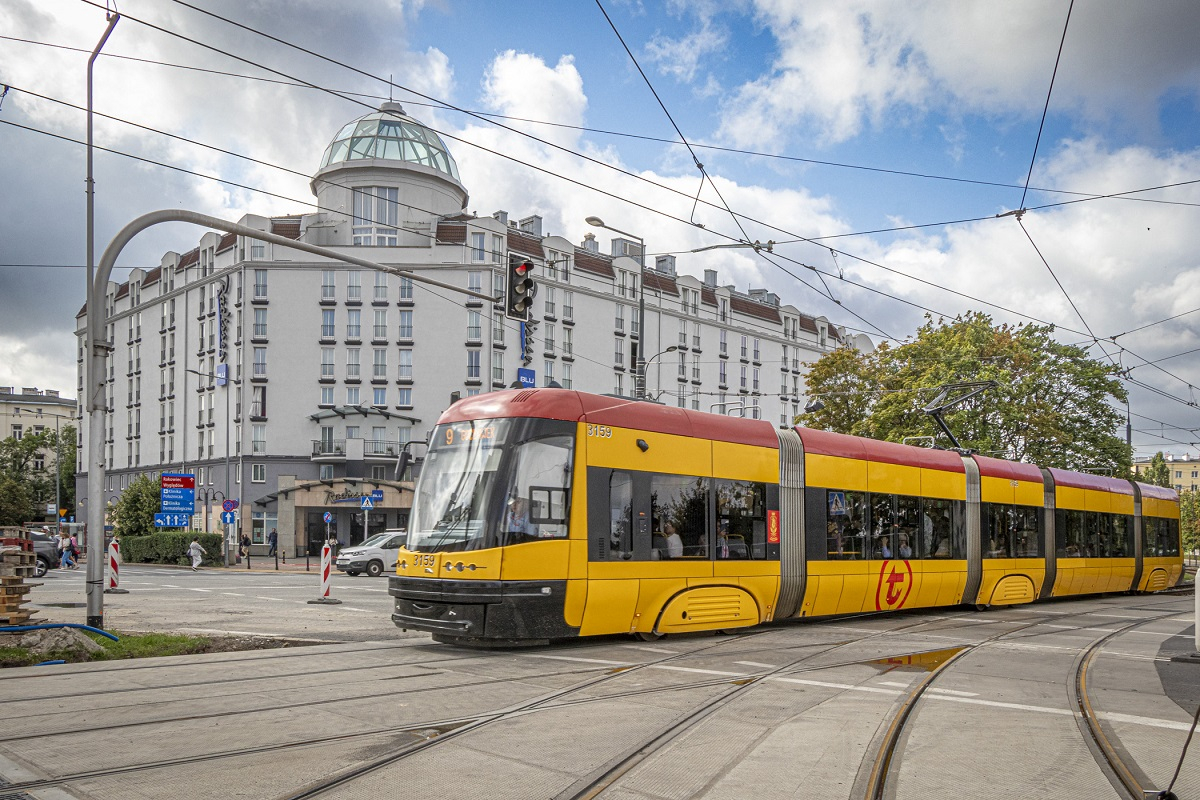 06.08.2025 Warszawa Tramwaje Warszawskie Plac Zawiszy remont - układanie ostatnich płyt betonowych Fot. Wojciech Surdziel / wosu.pl
