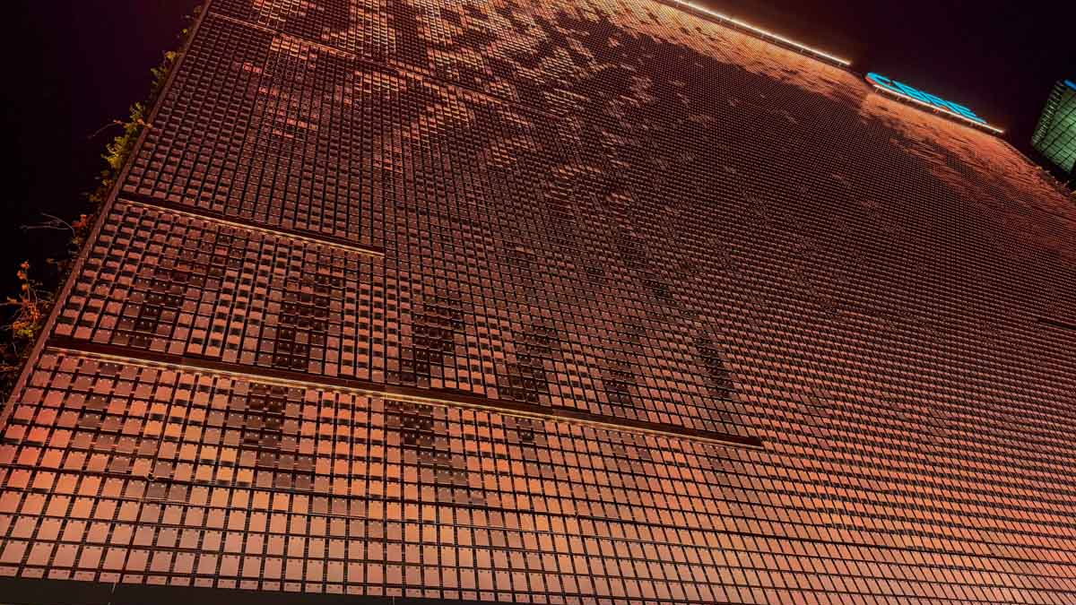 Warsaw UNITs Dragon Skin - Небоскреб в Варшаве с кожей дракона