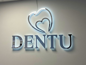 Логотип варшавской стоматологии DentU Clinic
