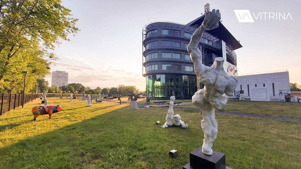 Выставка скупльптур в Варшаве - Сады Олимпийского центра в Жолибоже