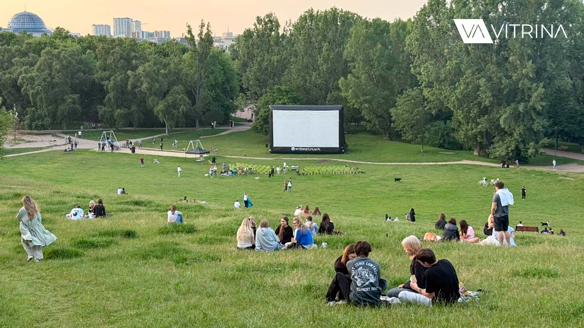 Летний кинотеатра в Щенсливицком парке на Охоте в Варшаве