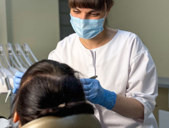 Главный врач стоматологии DentU Clinic за работой